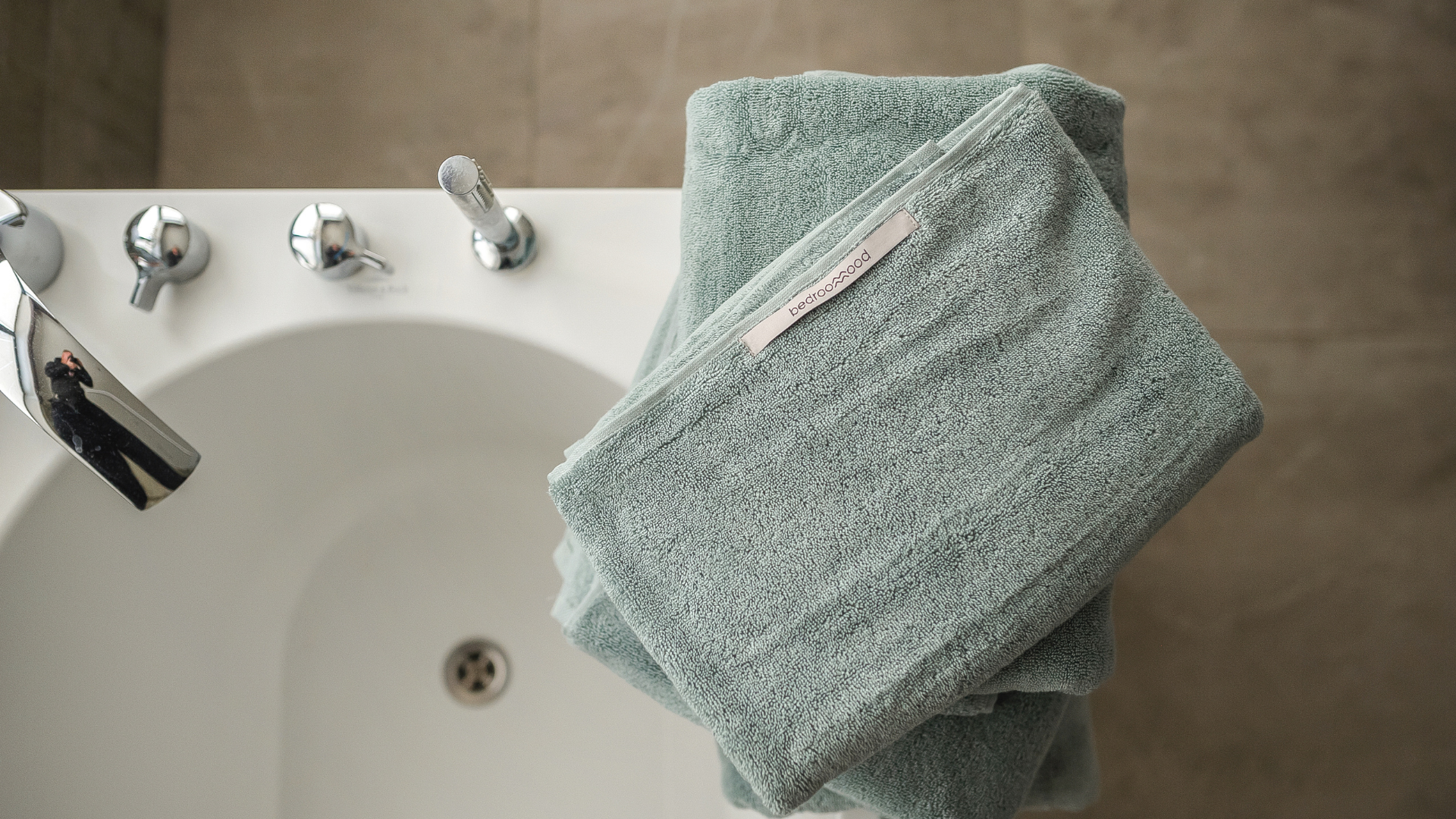 Ästhetisches Badezimmer mit farblich abgestimmten Handtüchern zum Mix & Match