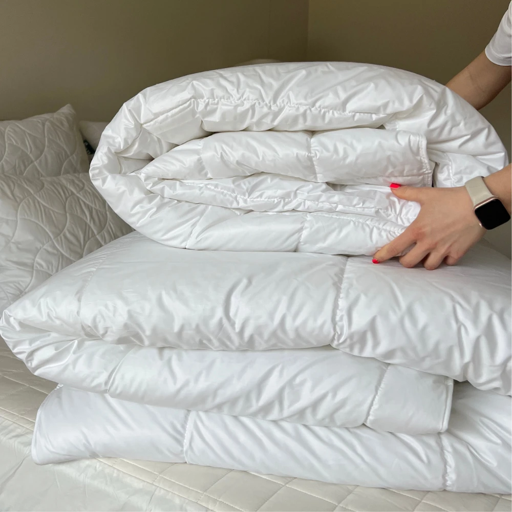 Down alternative duvets summer and winter