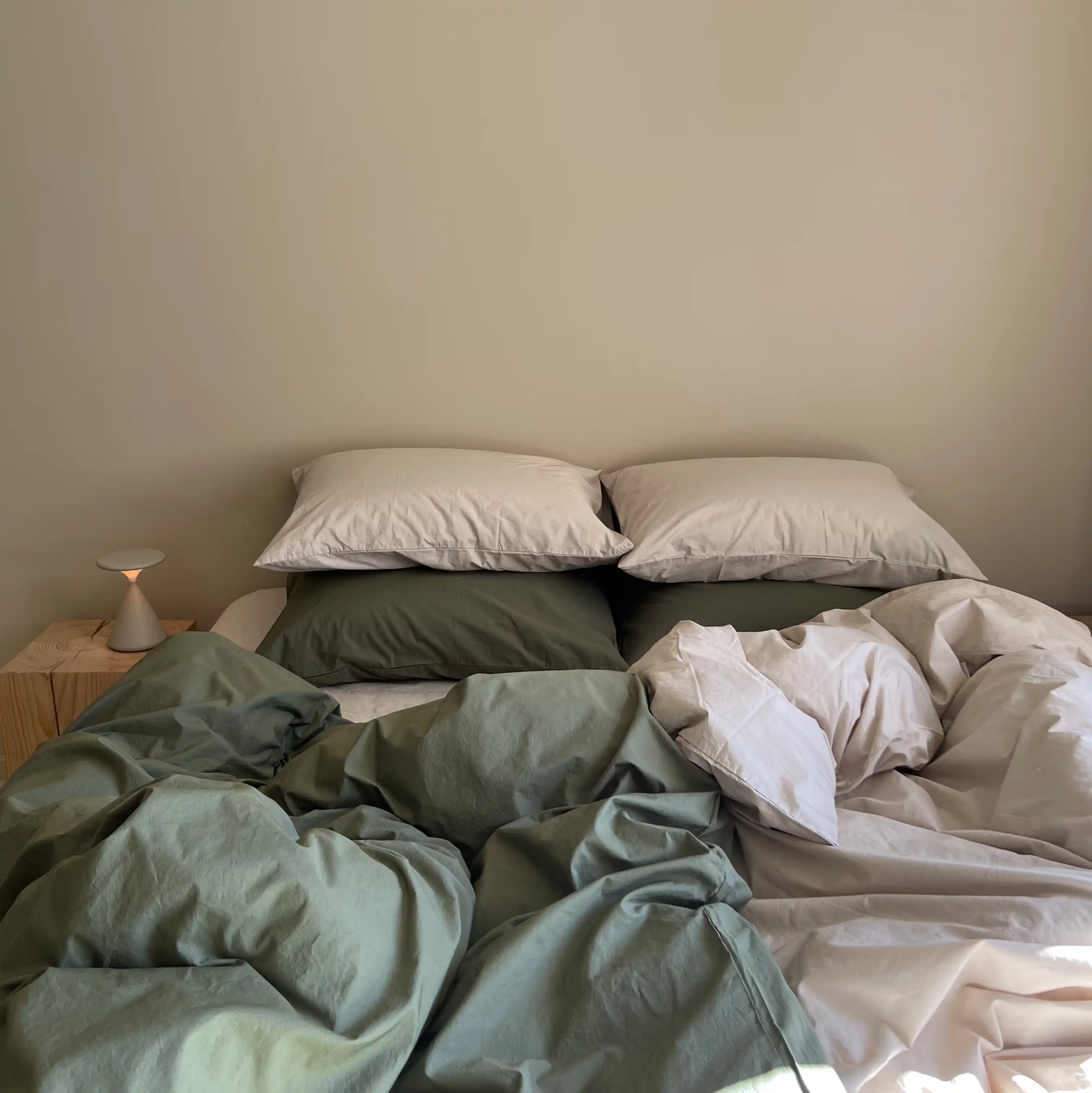 Farbpsychologie im Schlafzimmer: Warum Erdtöne für besseren Schlaf sorgen